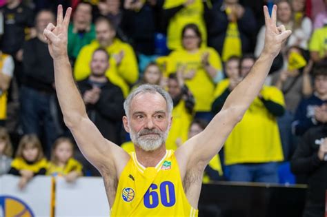 Trojan je frajer, píší fanoušci. Herec při premiéře v basketbalové。